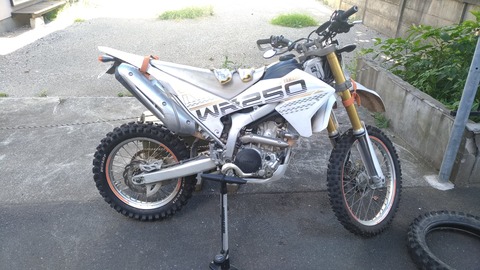 ブロックタイヤに交換したWR250Rの写真