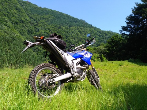 ひらけた丘とWR250Rの写真