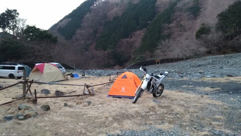 WR250Rとテントの写真