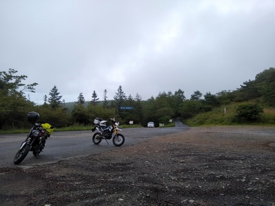 高ボッチ高原駐車場とバイクの写真