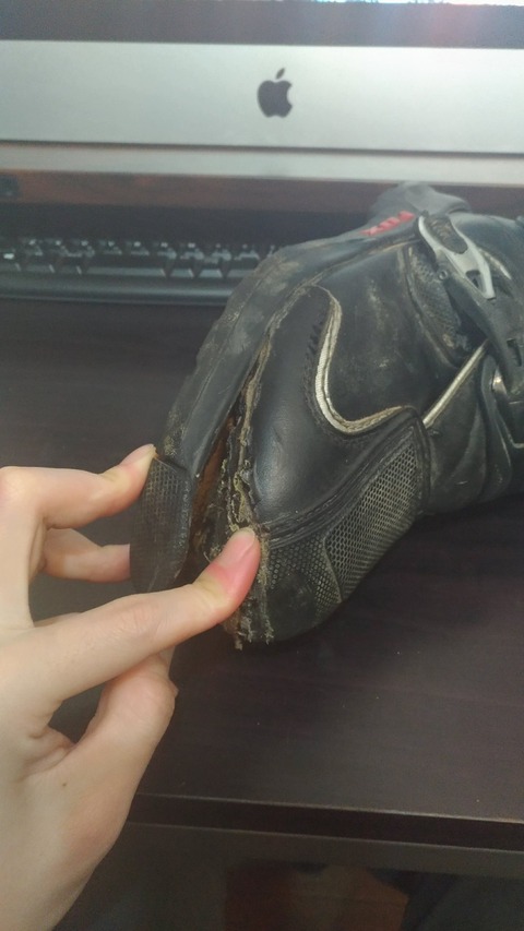 壊れてしまったFox Comp5ショートブーツの写真