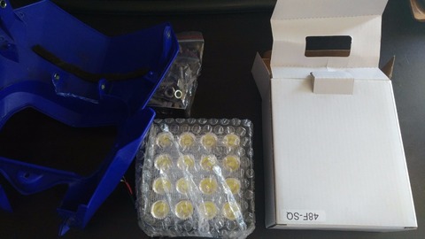 WR250R純正ヘッドライトカウルにLEDワークライト取り付けの写真