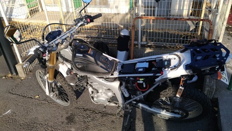 WR250Rの外装を剥がし終わった写真