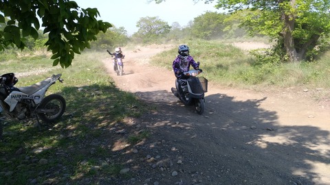 オフロードバイクと走る原付の写真