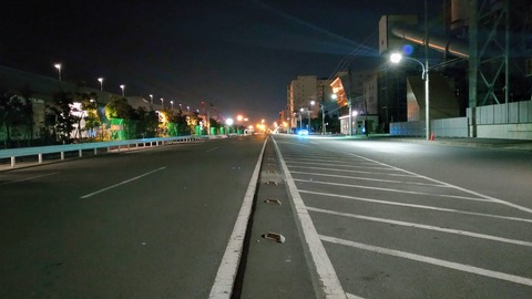 港に佇む静かな道路