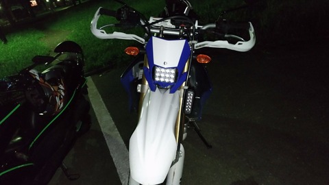 WR250RにLEDワークライトを取り付けた夜の写真