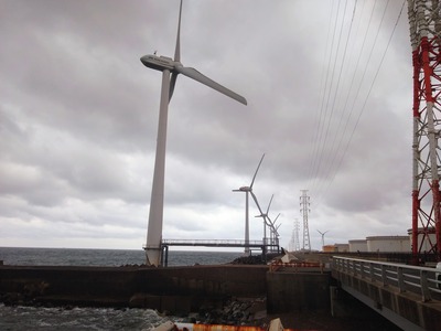 神栖市の風力発電所と送電線