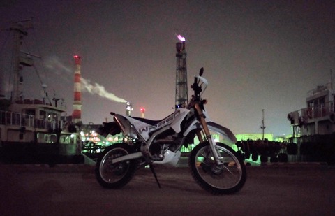水江運河と工場夜景とバイク