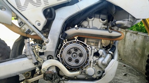 WR250Rクラッチプレートカバーを開けた写真