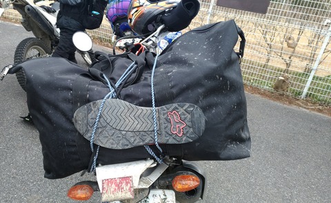 荷物にソールをくくりつけた写真