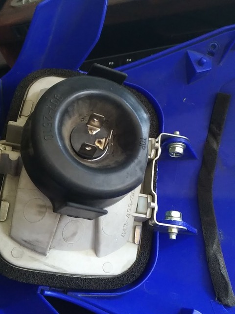 WR250R純正ヘッドライトの裏側の写真