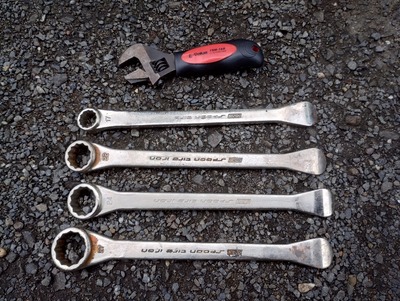 レンチ付きタイヤレバーとモンキー