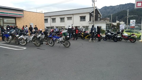 林道ツーリングとは別のツーリンググループと集合した写真