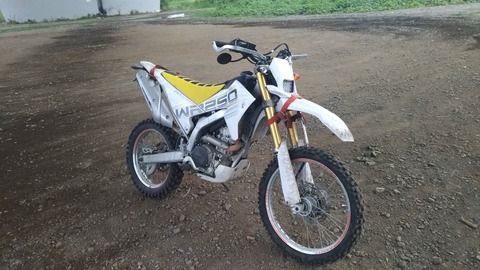 WR250Rにリブ付き汎用シートをつけた見た目の写真2