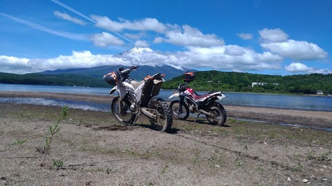 WR250Rとセロー250と富士山の写真