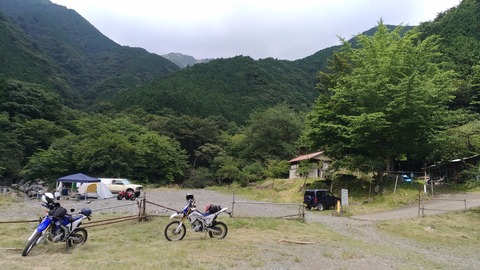 キャンプサイトとWR250Rの写真