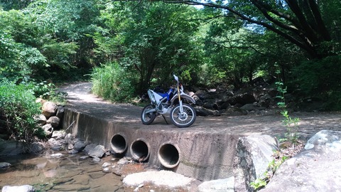 伊豆の桟橋とWR250Rの写真