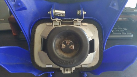 WR250R純正ヘッドライト分解中の写真