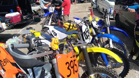 ハンドルが特徴的なバイクばかりの写真