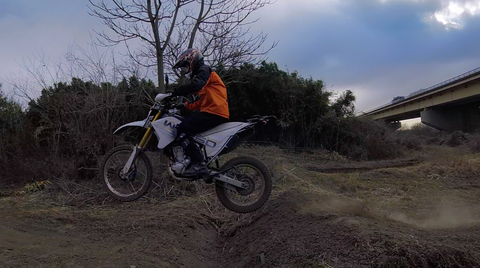 WR250Rで初めてジャンプした写真
