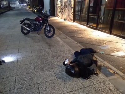 バイクを撮る寝てる人