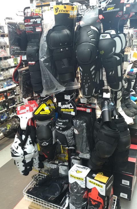 ニーブレース・ニーガード売り場の写真