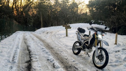 WR250Rと雪道の写真