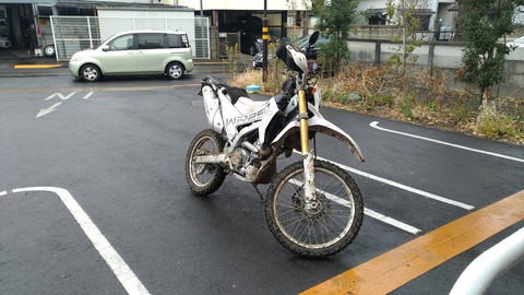 泥だらけになるまで遊んだオフロードバイクの写真
