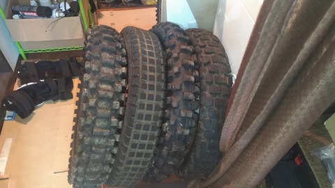 家の中に置かれたバイクのタイヤの写真