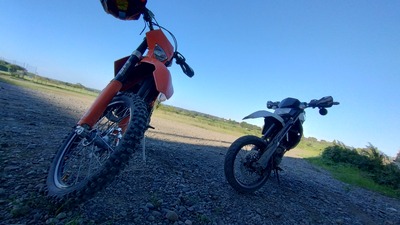 125EXCとDトラXの写真