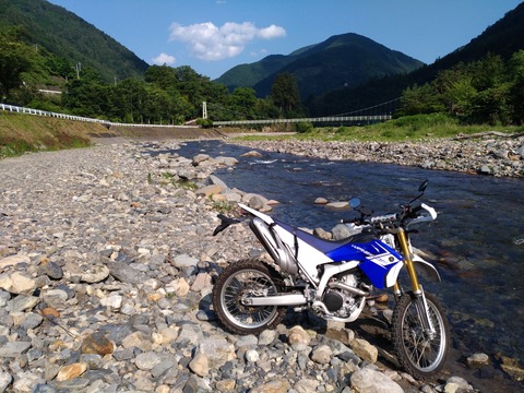 WR250Rと浅瀬の川の写真