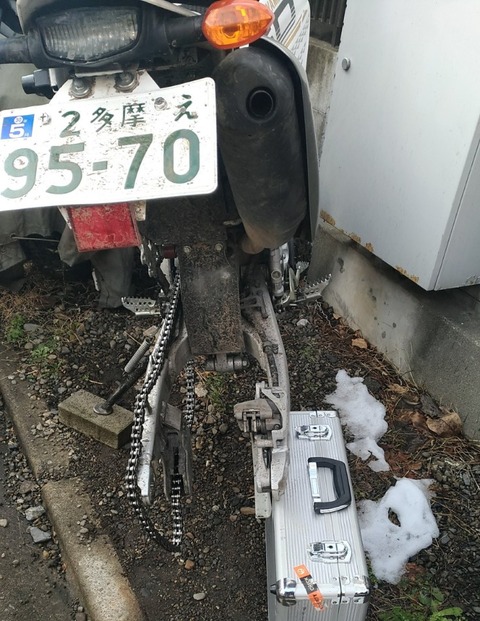 WR250Rにリアタイヤを組み付ける前の写真