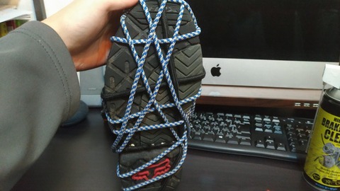 ロープで靴を縛って接着している写真2