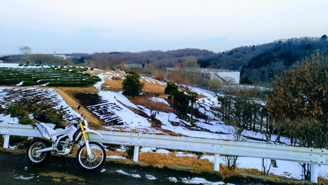 WR250Rと雪の積もった比良の丘の写真