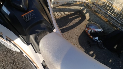 WR250Rシートの外し方