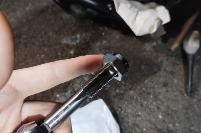 タップドリルと先割れナット