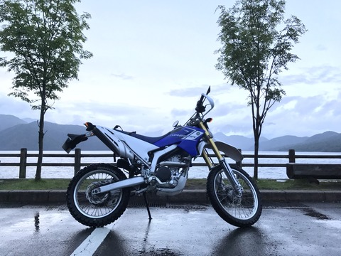 中禅寺湖とWR250Rの写真