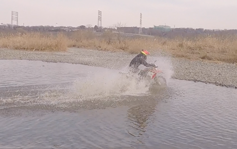 バイクで川渡りの写真