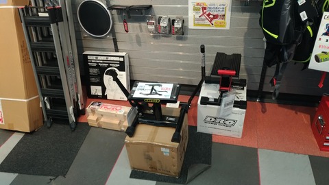メンテナンススタンドとラダー売り場