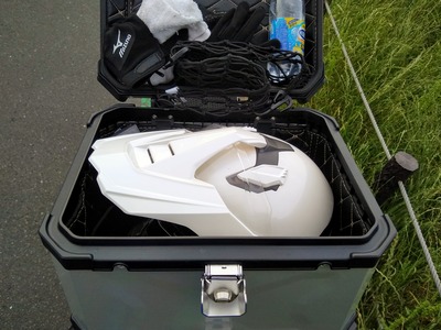 トップケースオフロードヘルメット収納写真