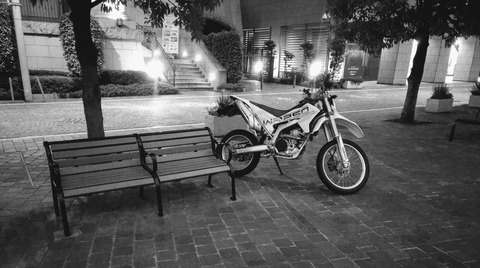 汐留西公園 ベンチとWR250R