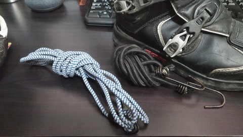 自転車に荷物を積む為に使うロープの写真