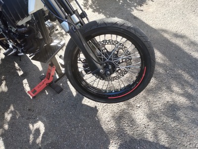 持ち上がったフロントタイヤ