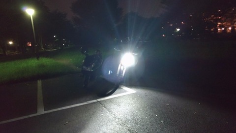 WR250RにLEDワークライトを取り付けた夜に点灯させた写真