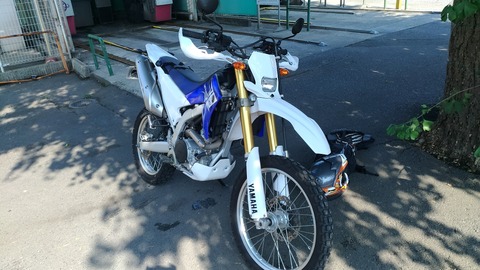 洗車直後のWR250Rの写真