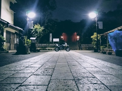 石畳とDトラッカー150の写真