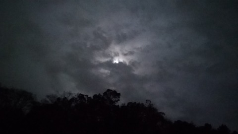雲隠れの月