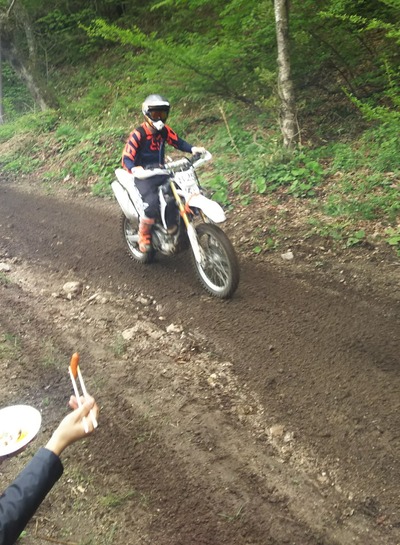 モトクロスウェアとWR250Rの写真