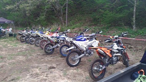 レース前日オフロードバイクの写真