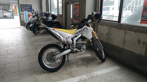 ナップス足立店バイク駐車場の写真